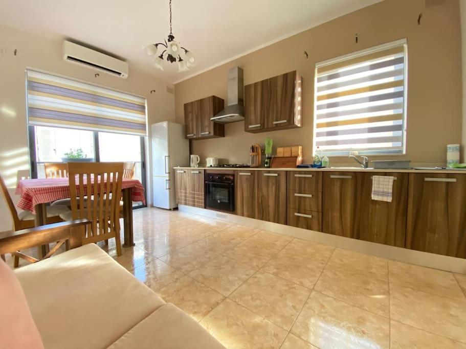 May Flower: Modern Flat Close To Airport/Bus Stops Tarxien Eksteriør billede