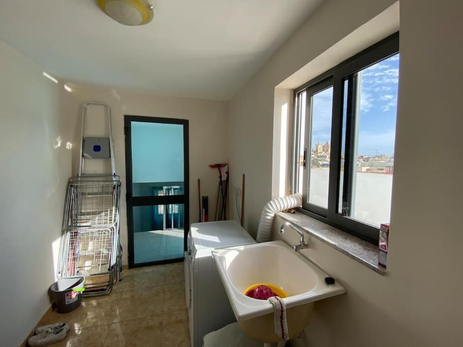 May Flower: Modern Flat Close To Airport/Bus Stops Tarxien Eksteriør billede