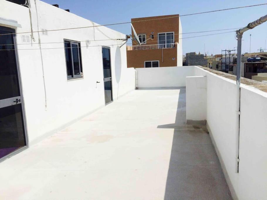 May Flower: Modern Flat Close To Airport/Bus Stops Tarxien Eksteriør billede