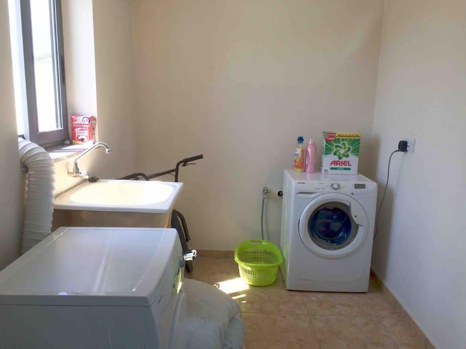 May Flower: Modern Flat Close To Airport/Bus Stops Tarxien Eksteriør billede