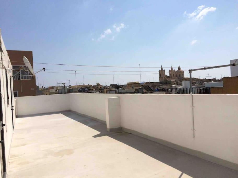May Flower: Modern Flat Close To Airport/Bus Stops Tarxien Eksteriør billede