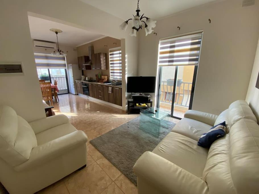 May Flower: Modern Flat Close To Airport/Bus Stops Tarxien Eksteriør billede